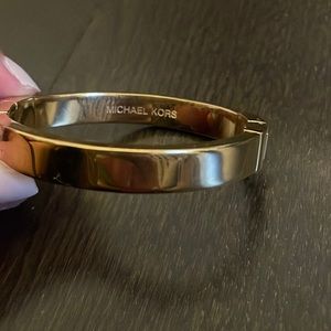 GOLD MICHAEL KORS BANGLE